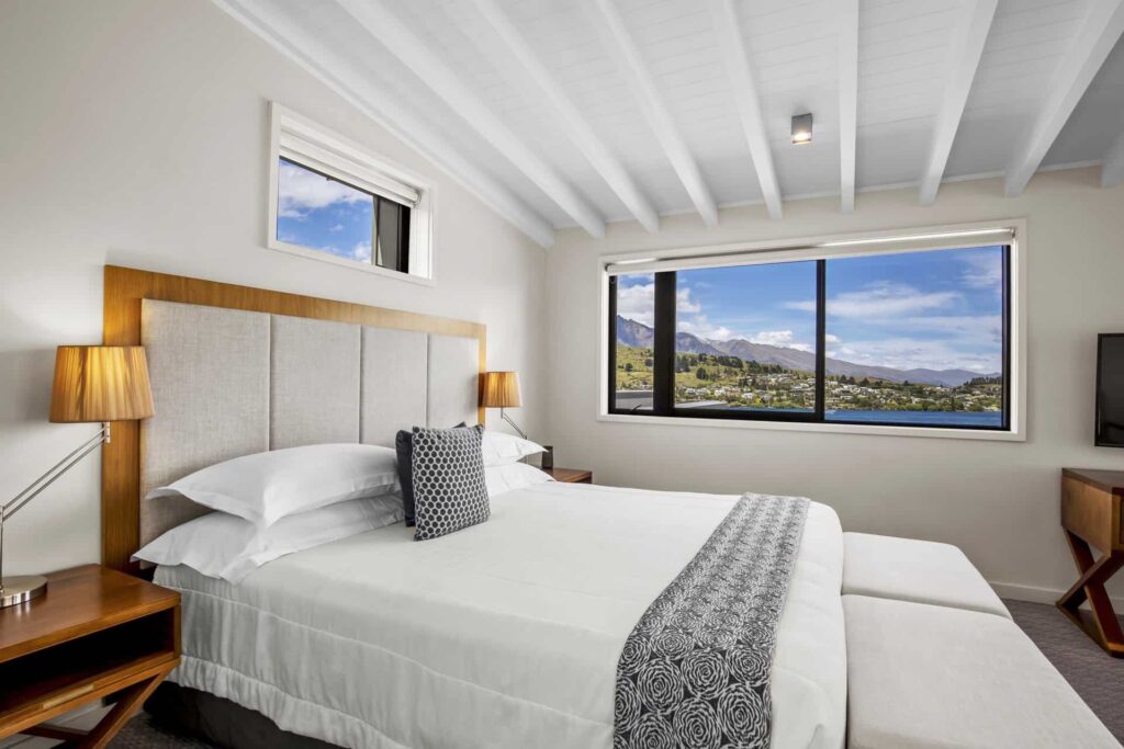 Executive Lake View Hotel Room king bed